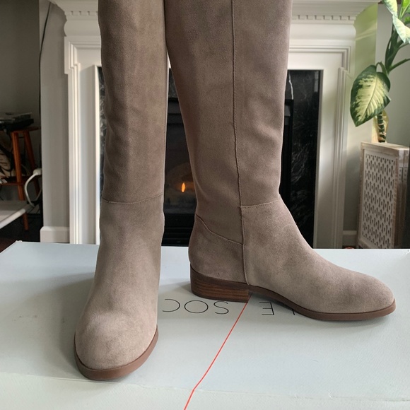 Women’s tall boots - Picture 1 of 2